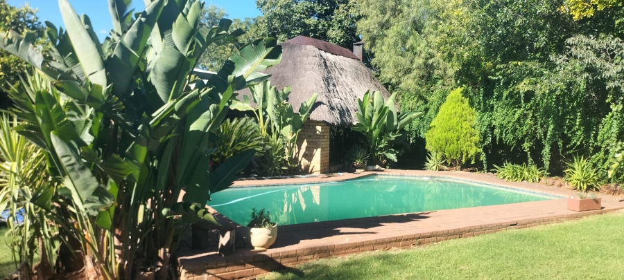 5 Bedroom Property for Sale in Langenhovenpark Free State
